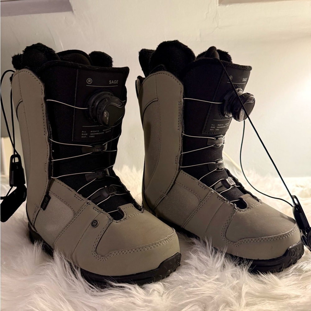 Ride Sage Size 5 Big Girl Snowboard Boots